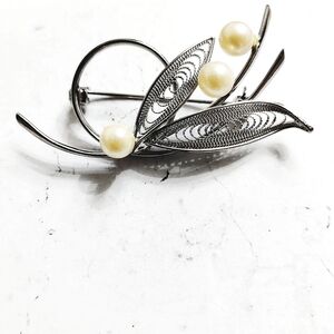 Vintage Silver Tone Filigree Leaves and Faux Pearls Brooch